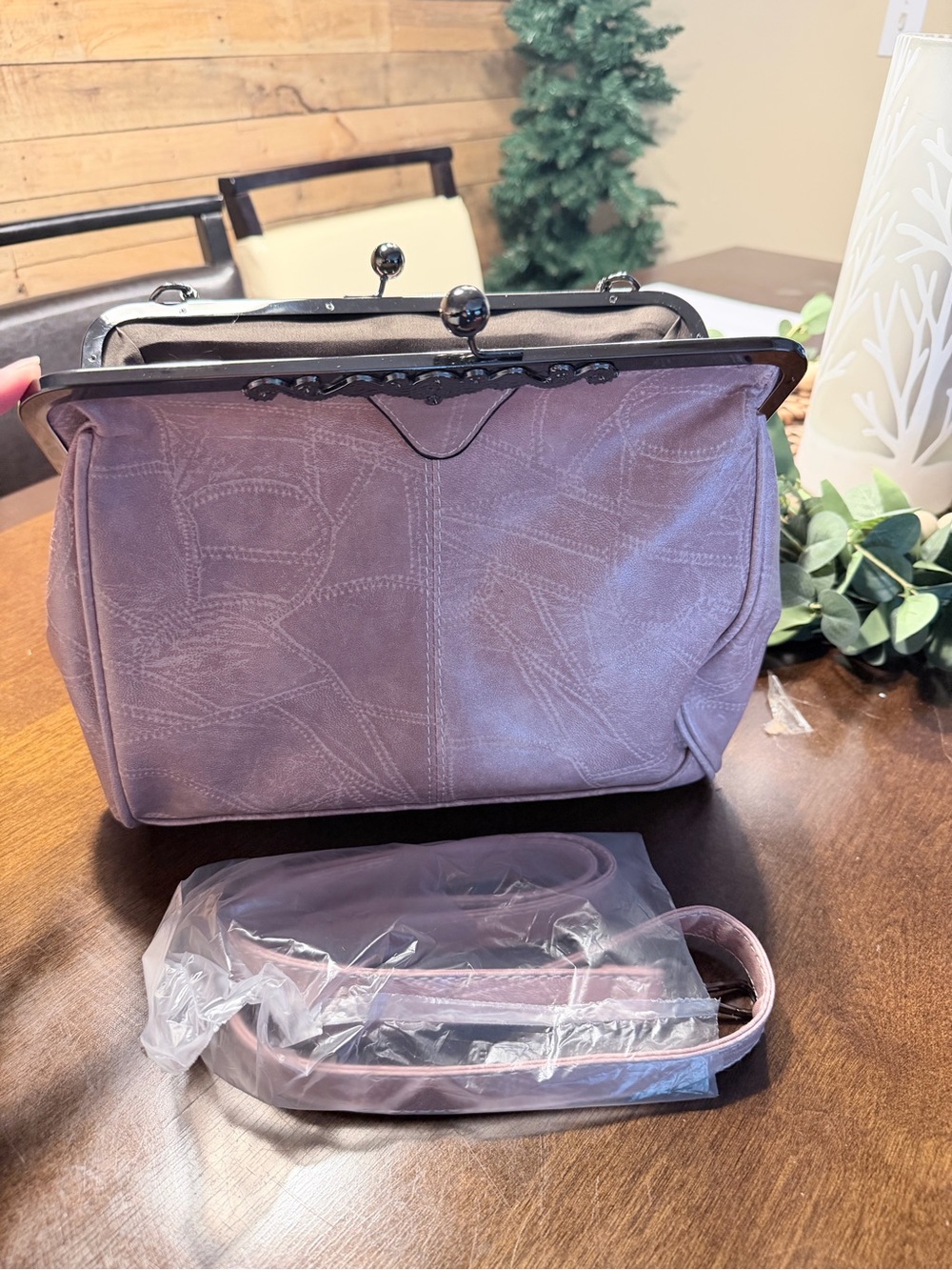 Elegant Lilac Frame-Top Women's Handbag with Detachable Strap